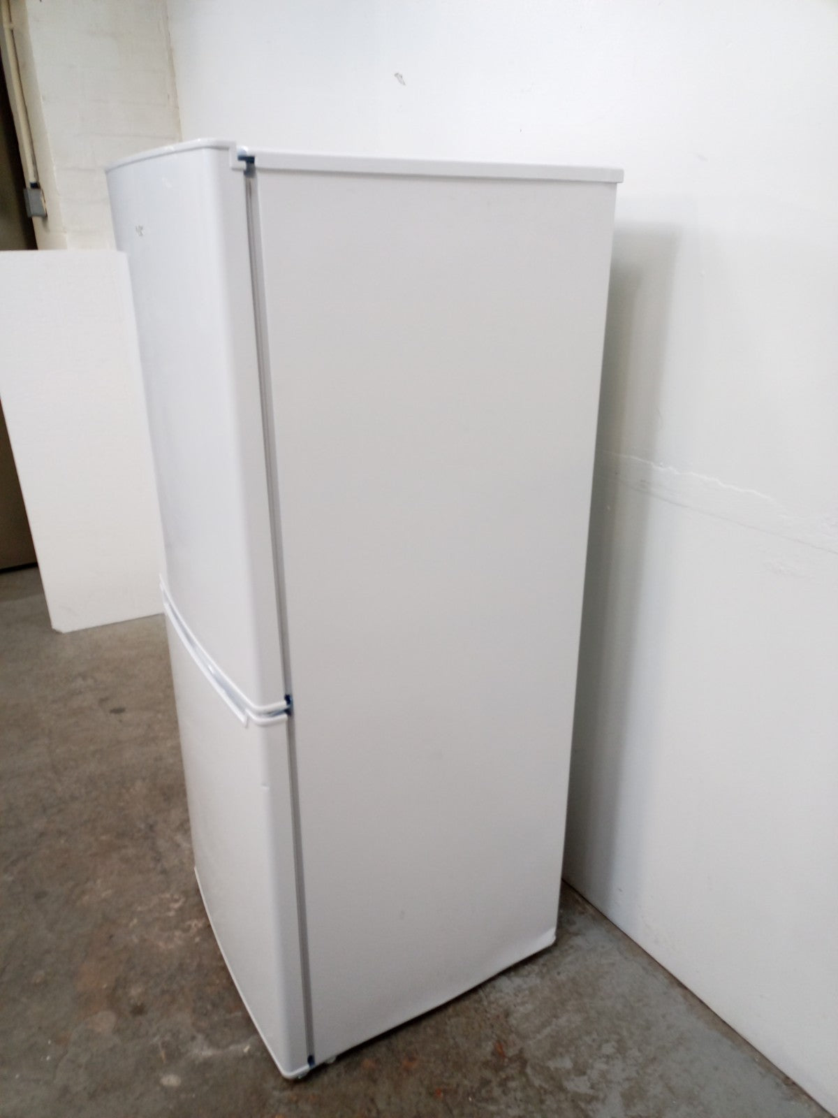 New Graded LOGIK L55CW23 60/40 Fridge Freezer - White RRP £259 S85