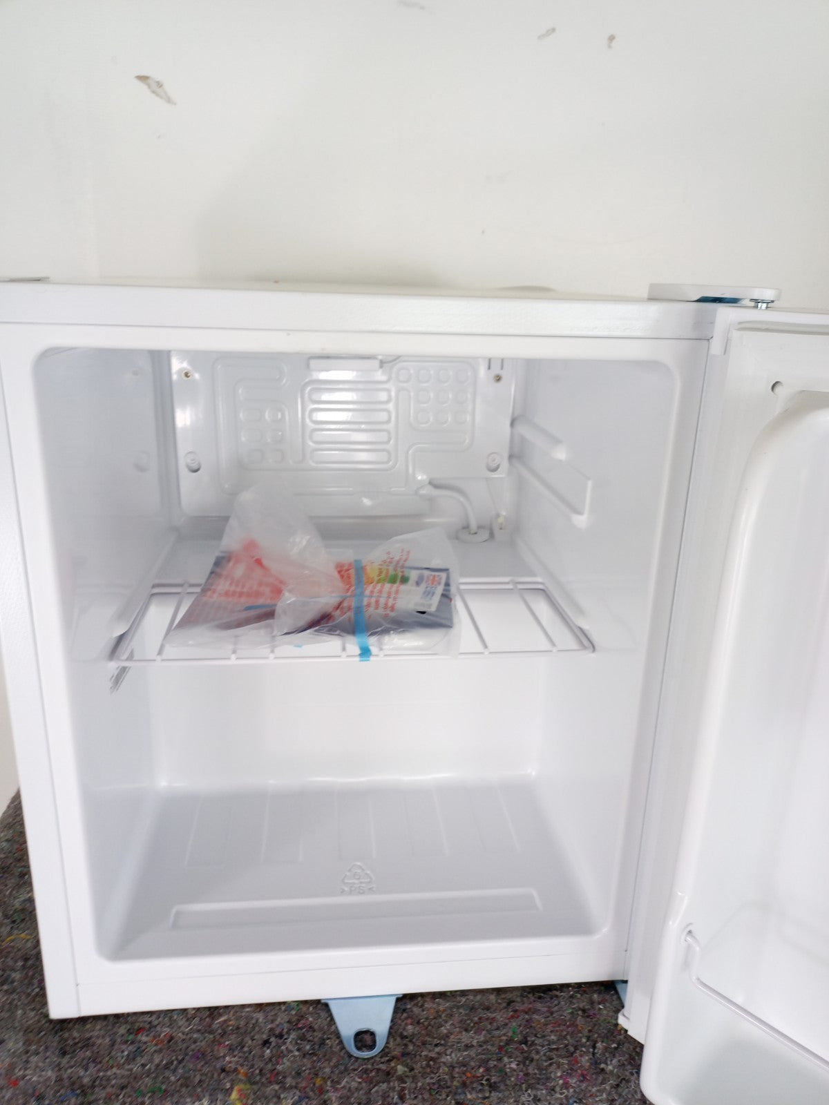 New Graded White Iceking TT47EW Table Top  FrIdge V11