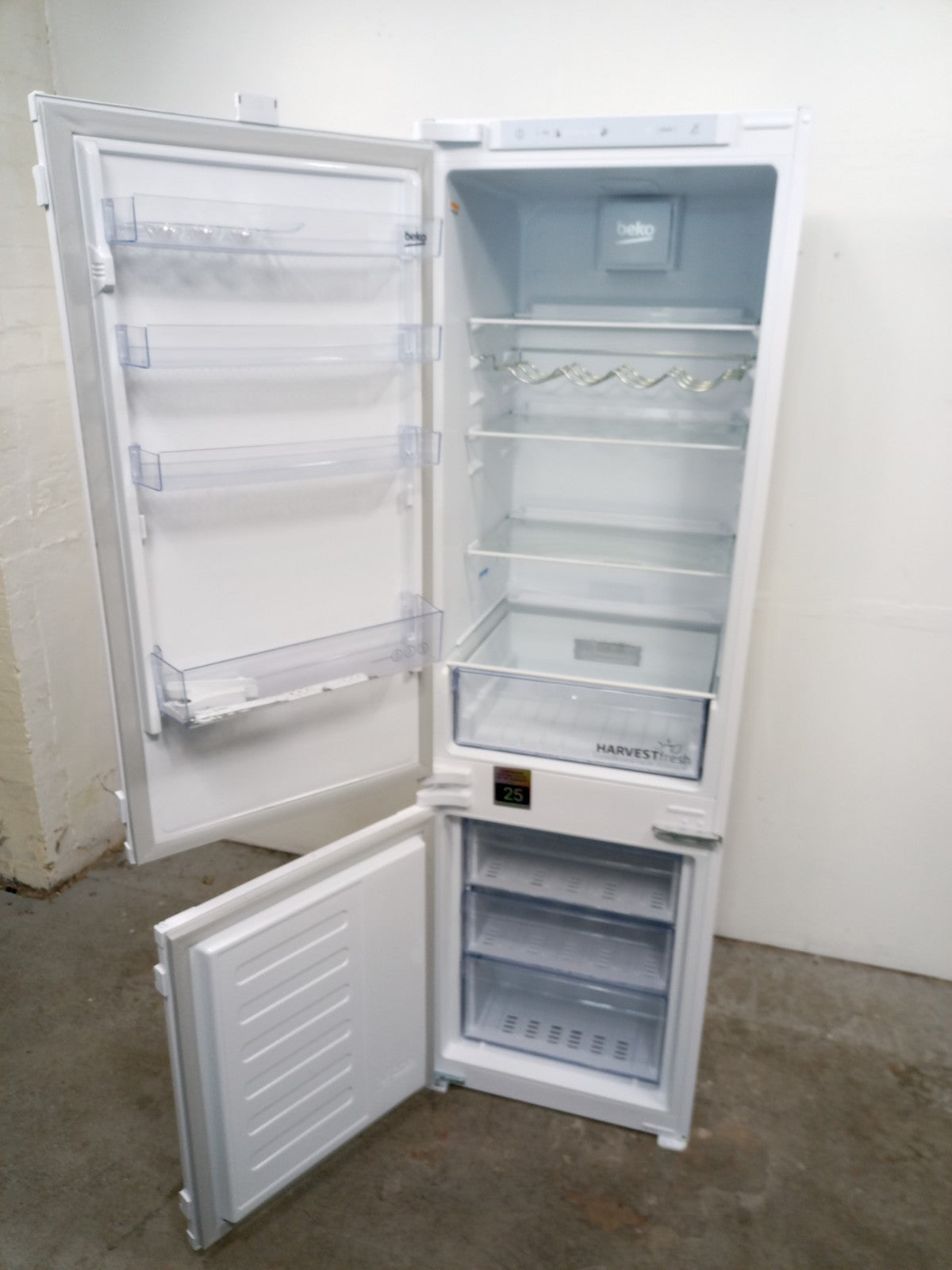 New Graded Beko BCFD4V73 Integrated  70/30 Fridge Freezer RRP £529 D5
