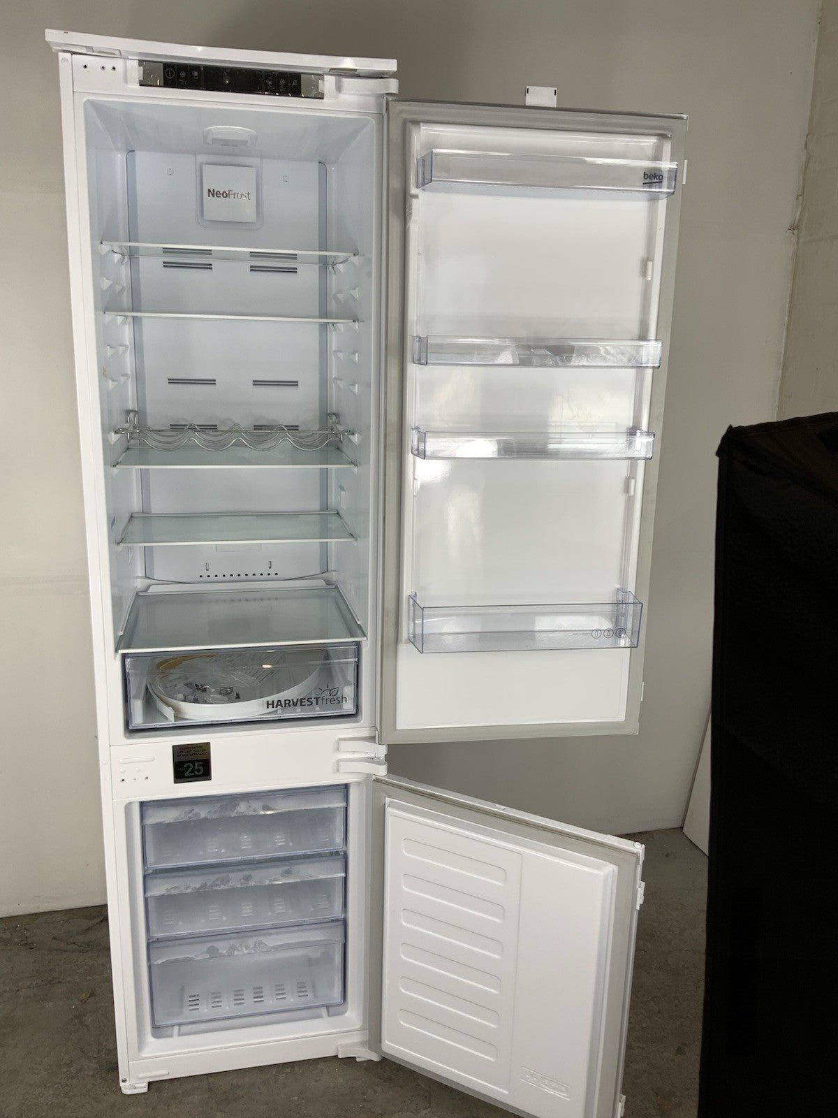 New Graded Beko BCND4V973 193cm Integrated  70/30 Fridge Freezer RRP £679 F64