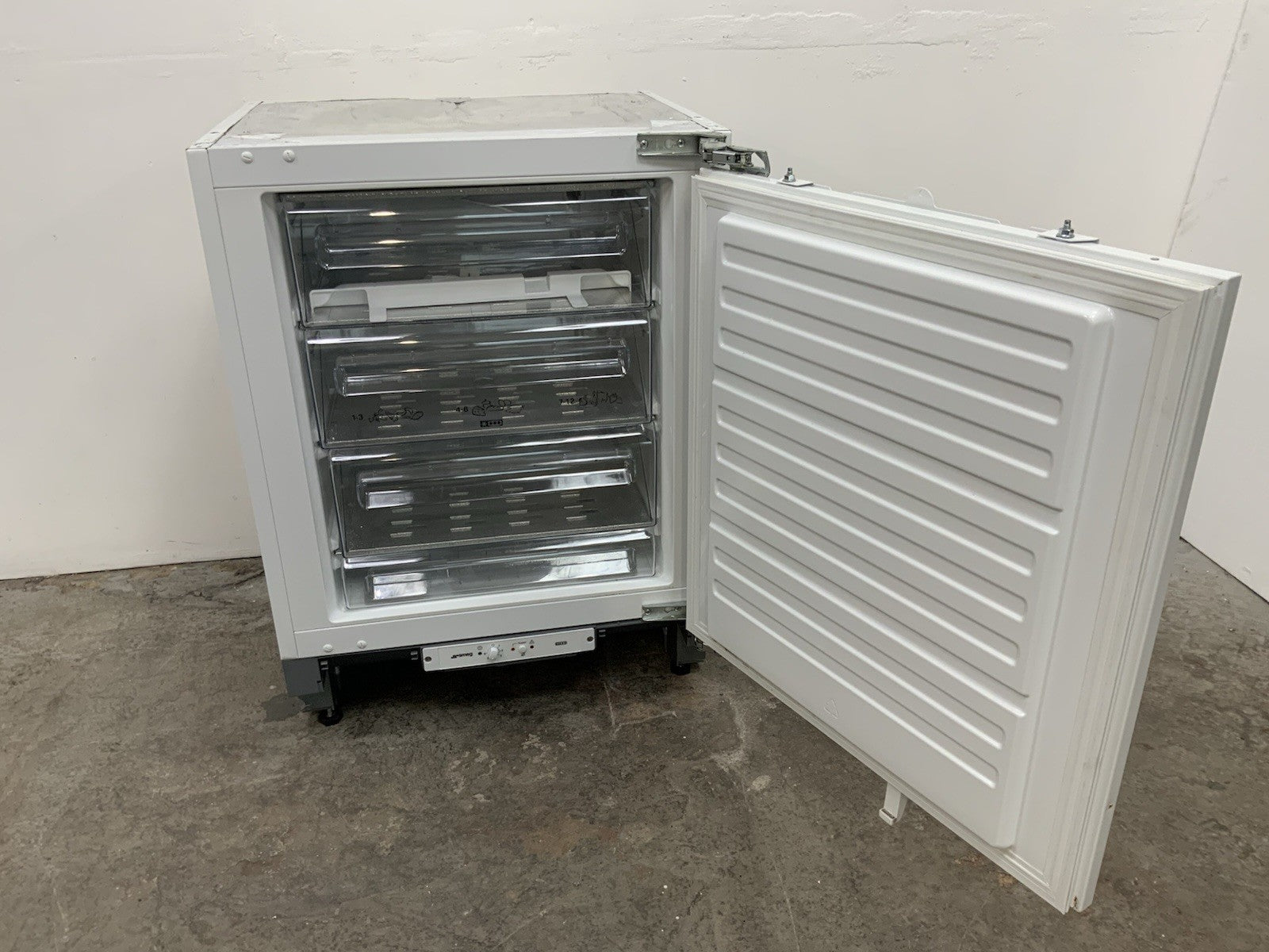 New Graded SMEG  UKU8F082DF1 Integrated Under-Counter Freezer 60cm  RRP£359 R48