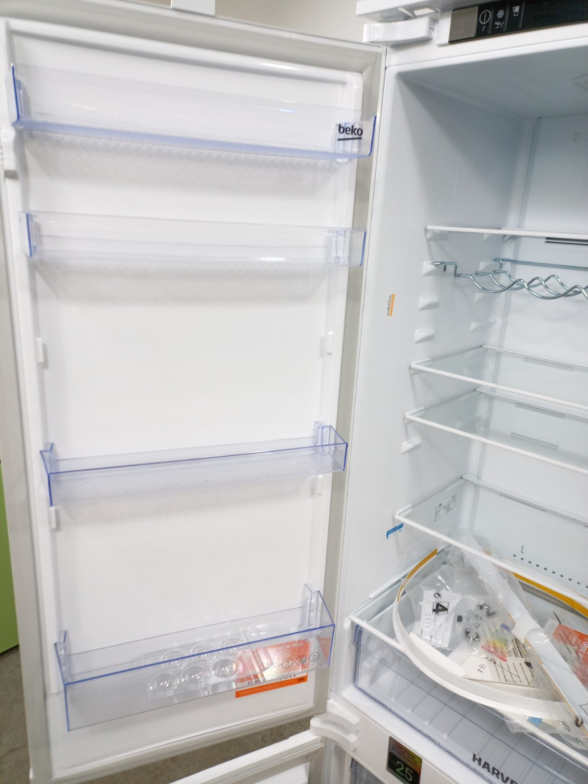 New Graded Beko BCND4V973 193cm Integrated  70/30 Fridge Freezer RRP £679 N89