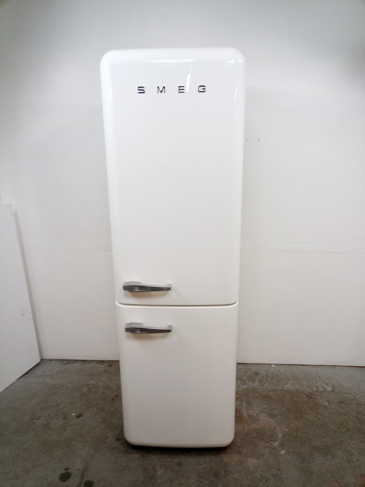 New Graded Retro White  Smeg FAB32RWH5UK 60/40 Fridge Freezer RRP£2099 S92