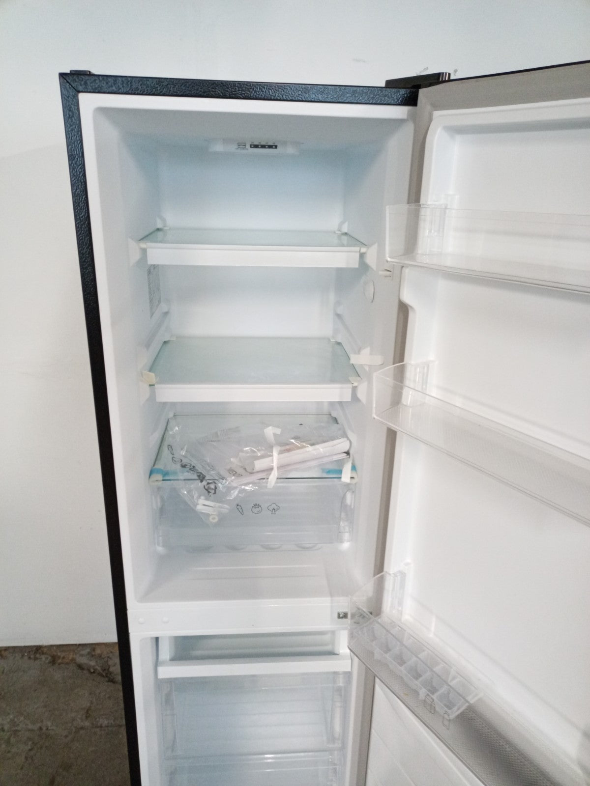 New Graded LOGIK LFC50B23 60/40 Fridge Freezer - Black RRP £299 M2