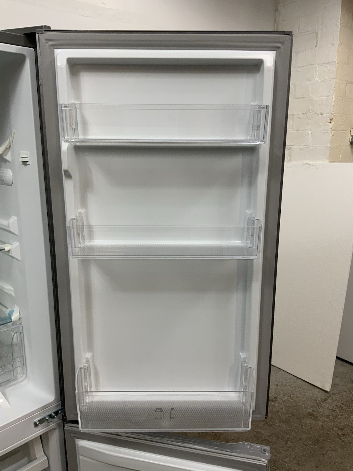 New Graded LOGIK LFC50S23 60/40 Fridge Freezer - Silver RRP £269 P07