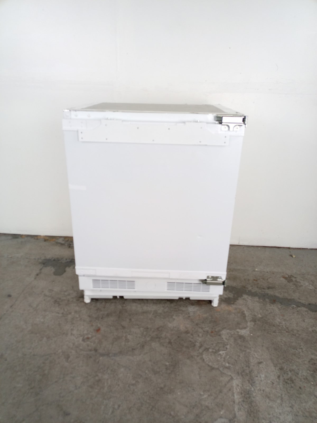 New Graded Iceking BU210EW  Integrated Undercounter Fridge Icebox RRP£339 P17