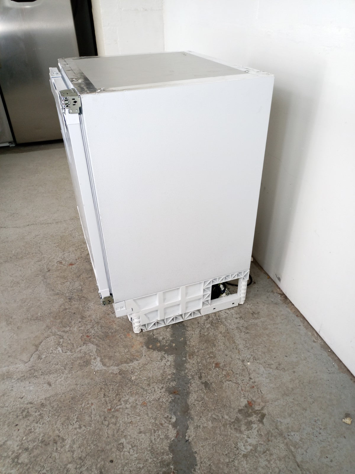 New Graded Iceking BU210EW  Integrated Undercounter Fridge Icebox RRP£339 P17