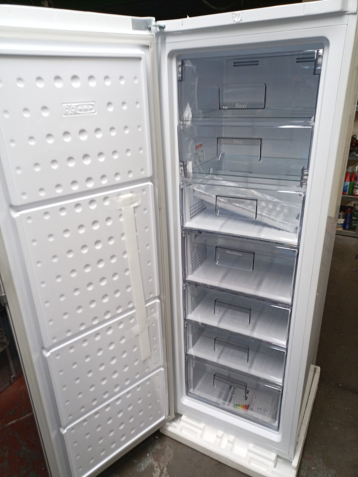 New Graded Beko FNM4671P Tall 256 ltr Freezer RRP £599 Suitable Outbuilding M29