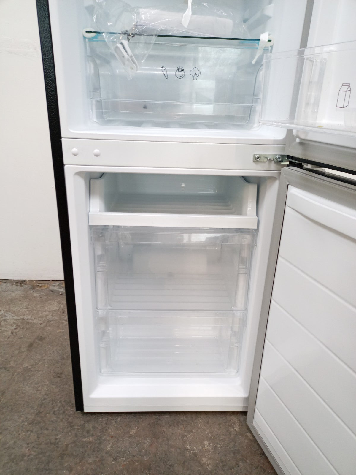 New Graded LOGIK LFC50B23 60/40 Fridge Freezer - Black RRP £299 M2