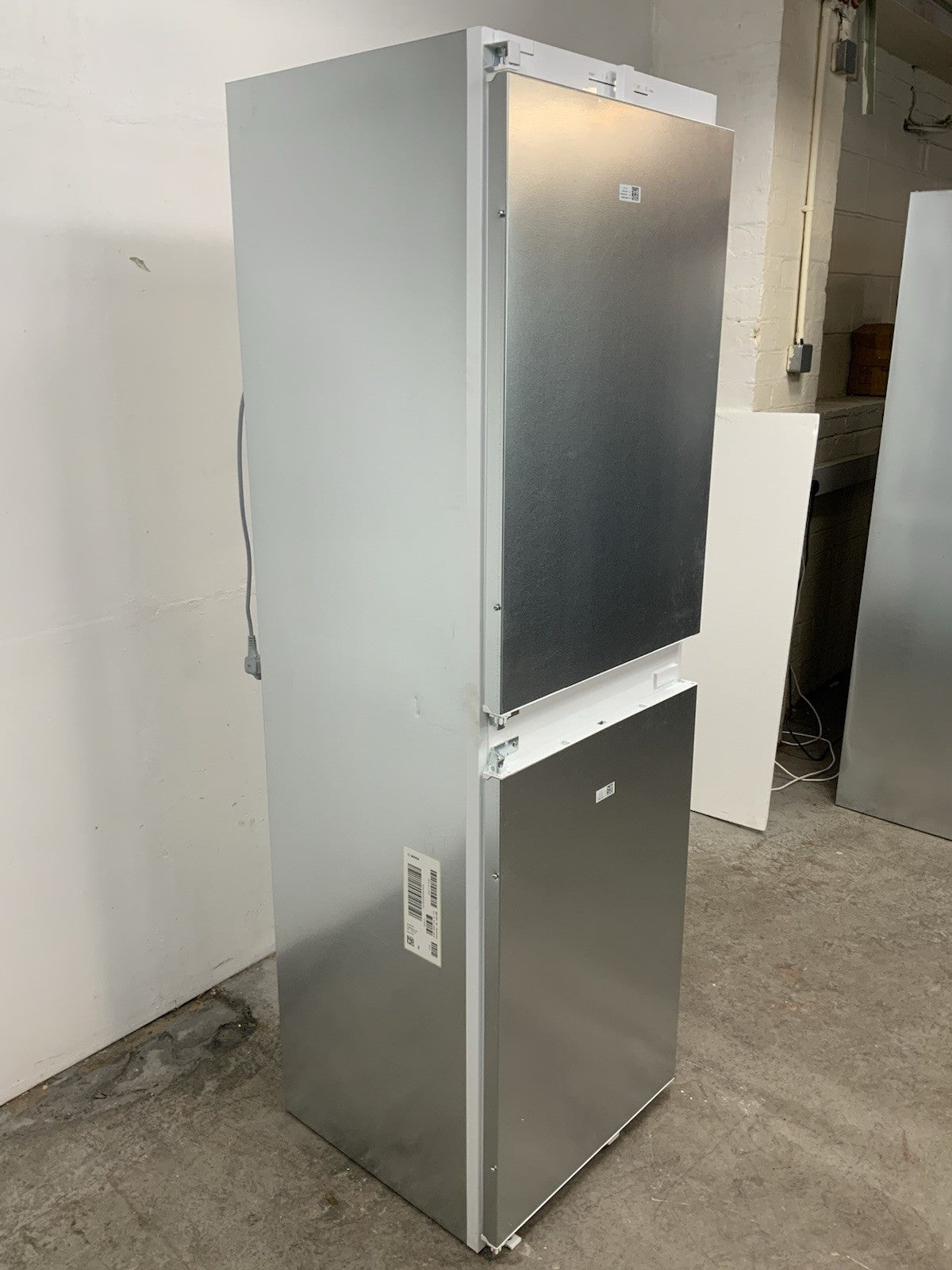 New Graded Bosch Series 2 KIN85NSE0G Integrated 50/50 Fridge Freeze RRP £749 R69