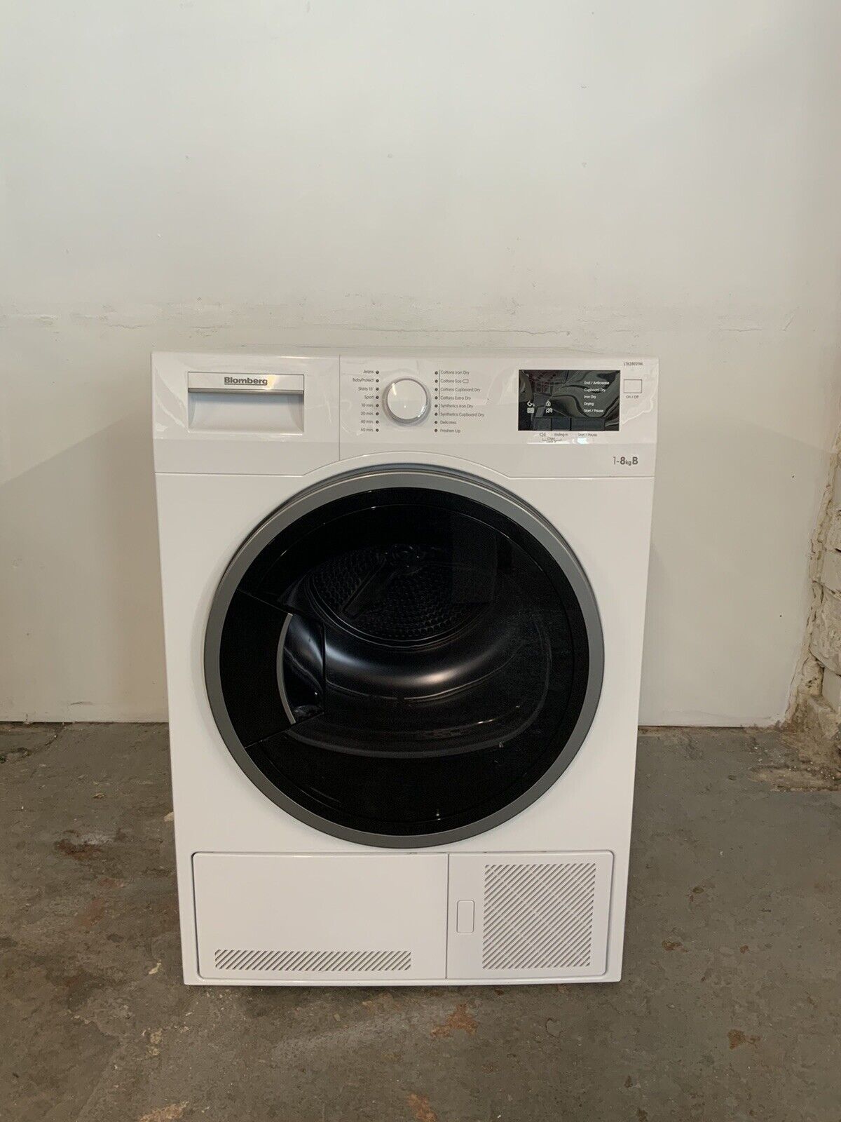 New Graded Blomberg LTK28021W 8kg Condenser Tumble Dryer D18