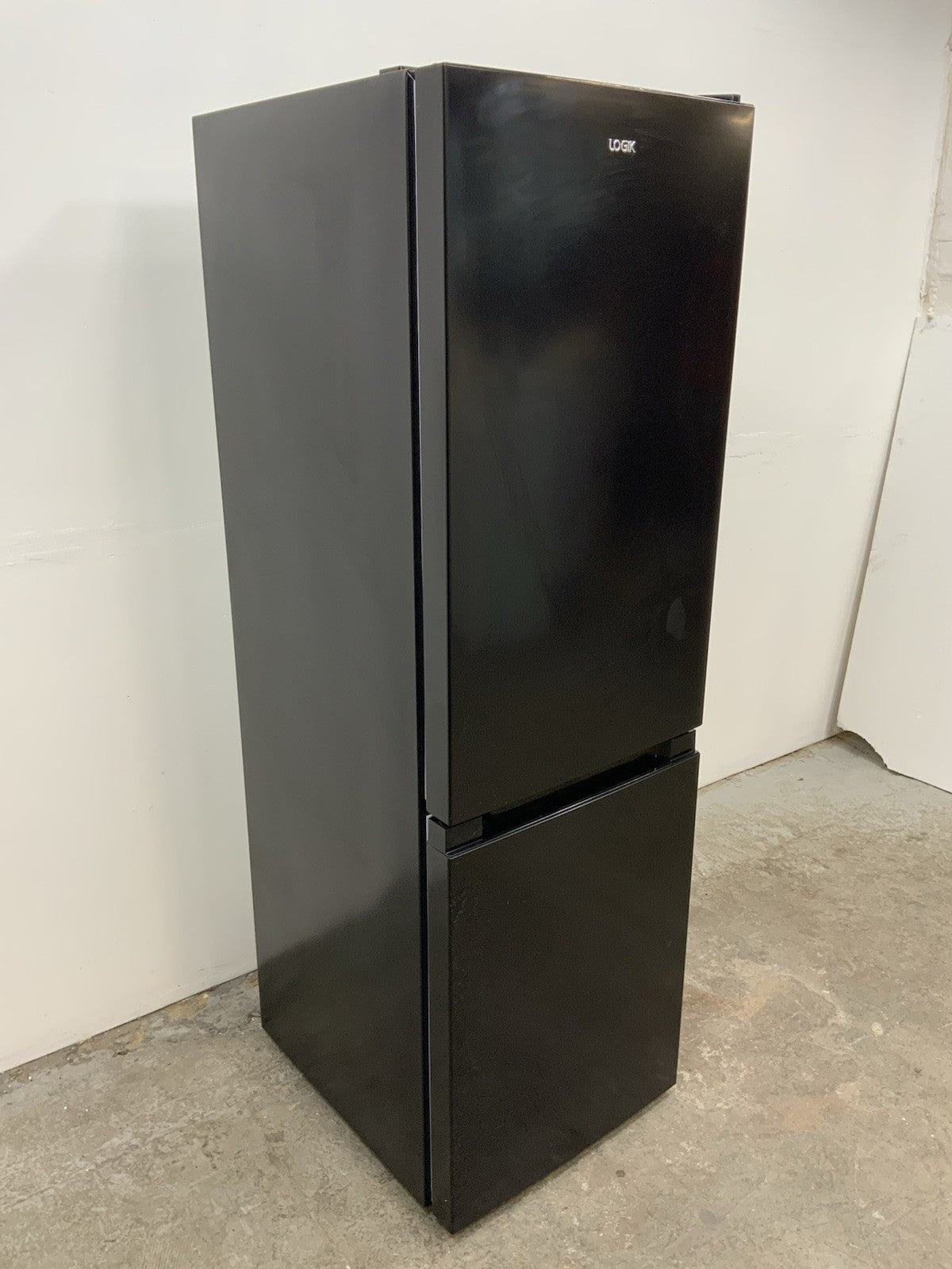 New Graded LOGIK LFC50B23 60/40 Fridge Freezer - Black RRP £299 P21