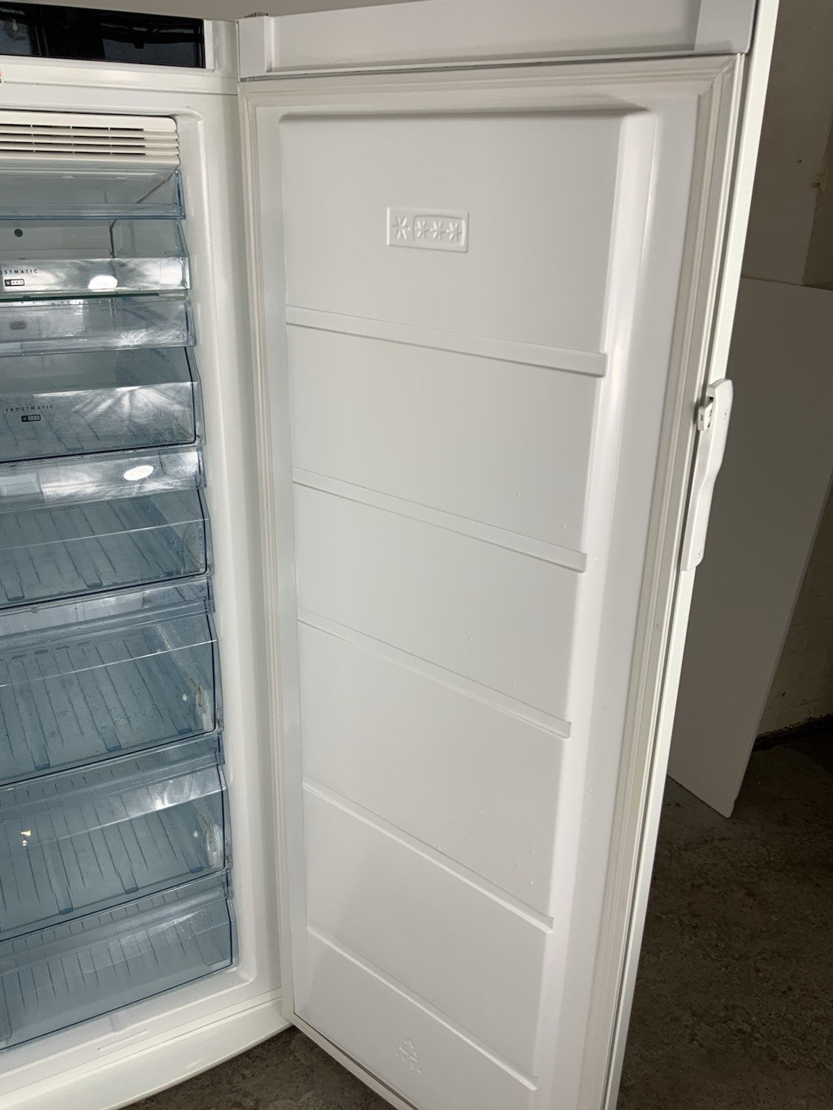 AEG A72020GNW0 60cm Wide Frost Free Freestanding Upright Freezer - White F71