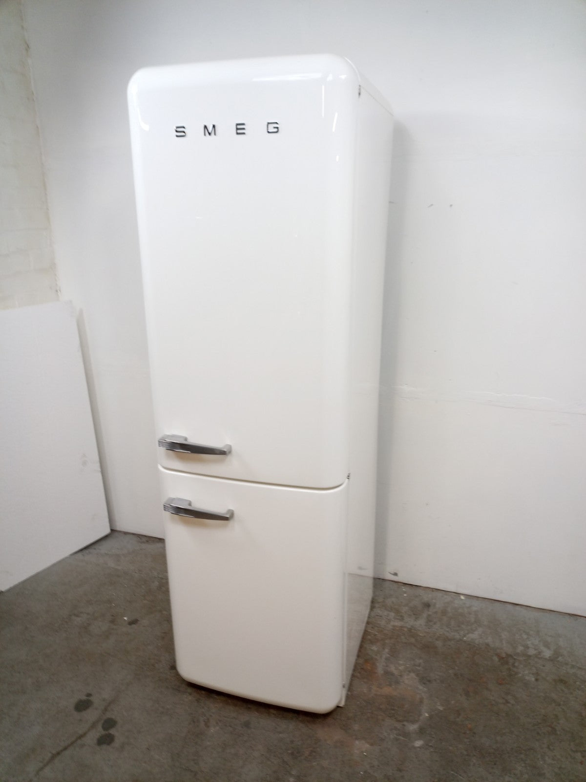 New Graded Retro White  Smeg FAB32RWH5UK 60/40 Fridge Freezer RRP£2099 S92