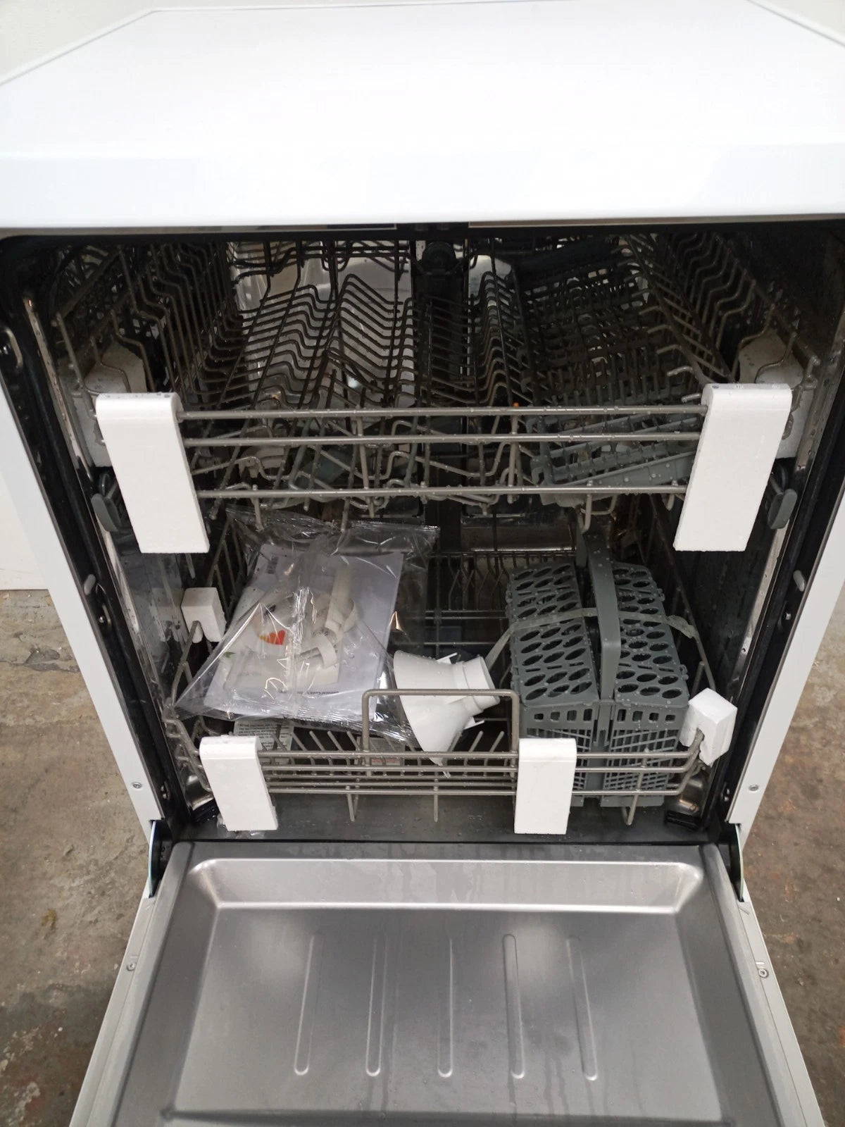New Graded Logik LDW6023 Full Size Dishwasher - White T1
