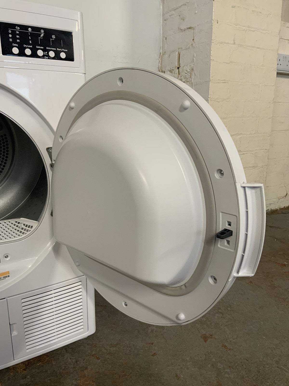 NEW GRADED BUSH BCGBTD8HP is an 8kg heat pump tumble dryer WHITE F12