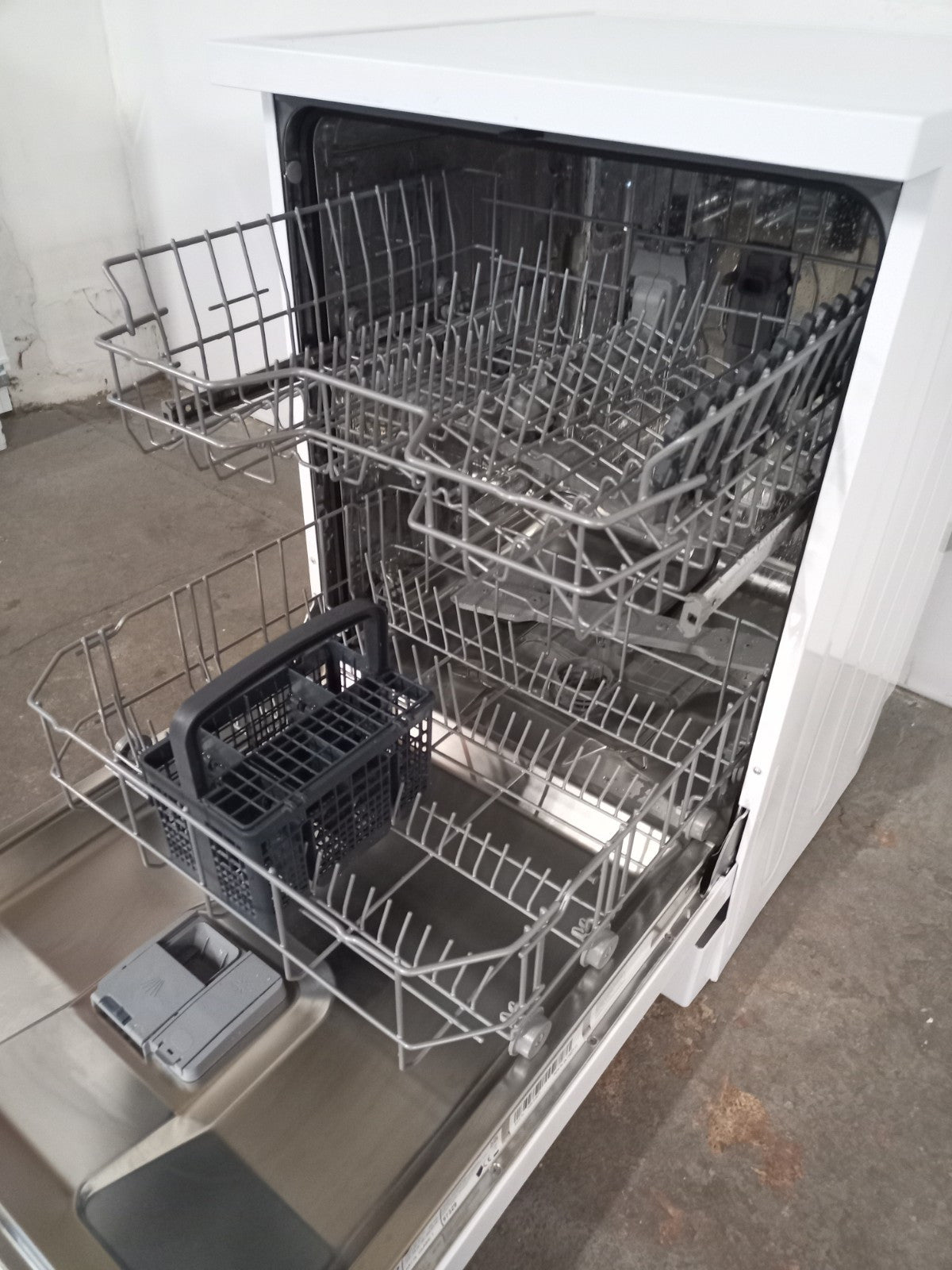 New Graded White  Beko DVN04X20W Full Size Dishwasher RRP£349- H1