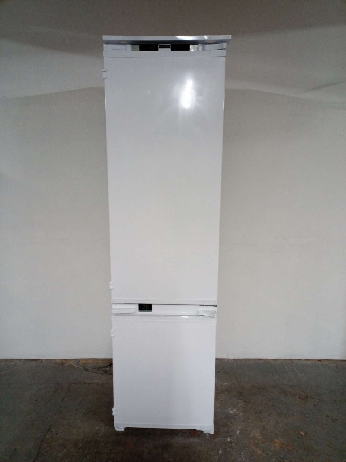 New Graded BEKO BCND4V973 193cm Integrated  70/30 Fridge Freezer RRP £719! D48