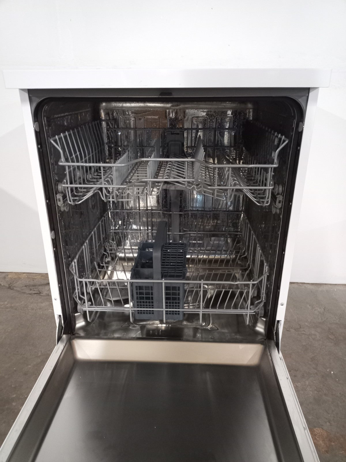 New Graded White  Beko DVN04X20W Full Size Dishwasher RRP£349- H1