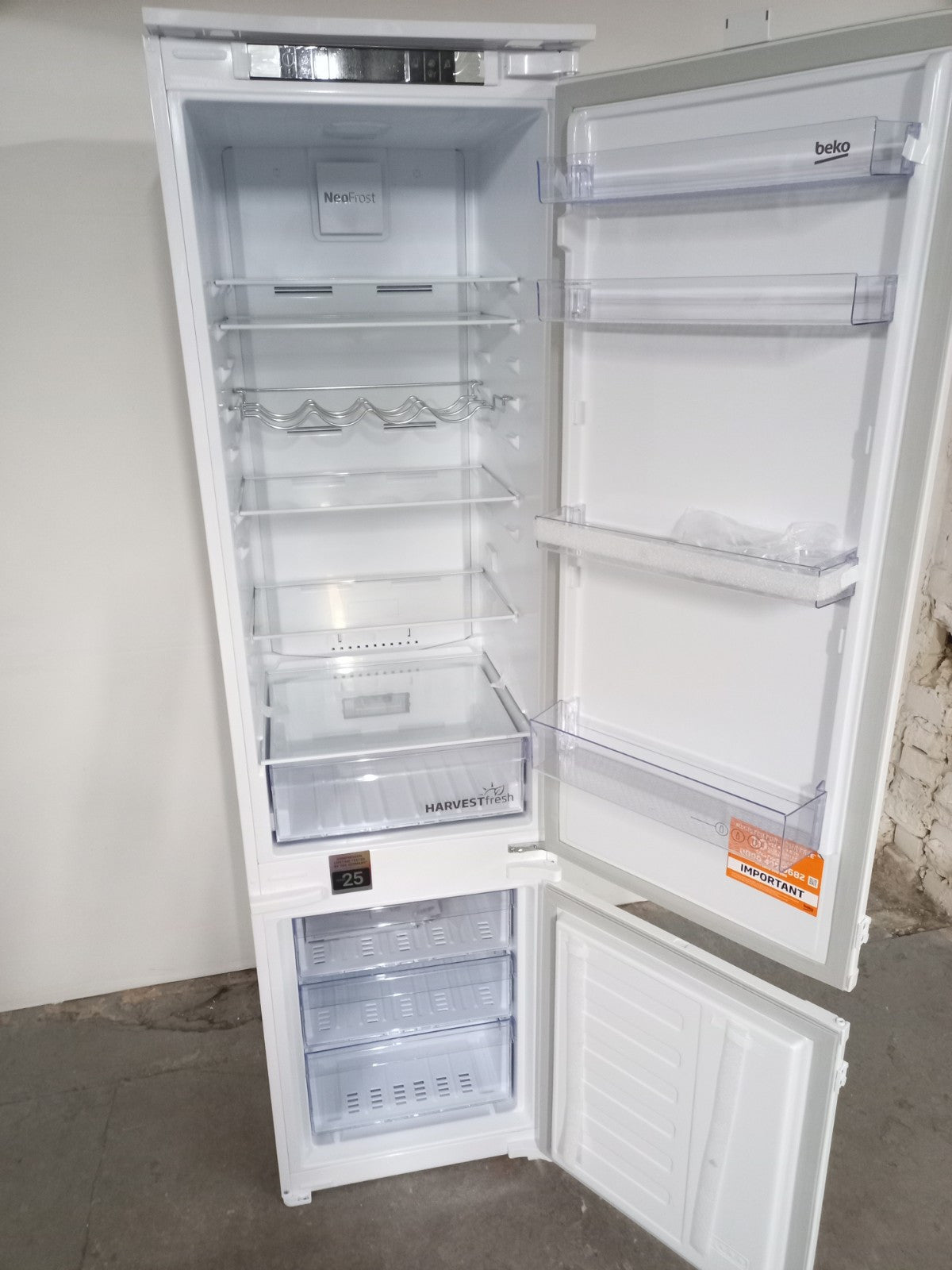 New Graded BEKO BCND4V973 193cm Integrated  70/30 Fridge Freezer RRP £719! D48