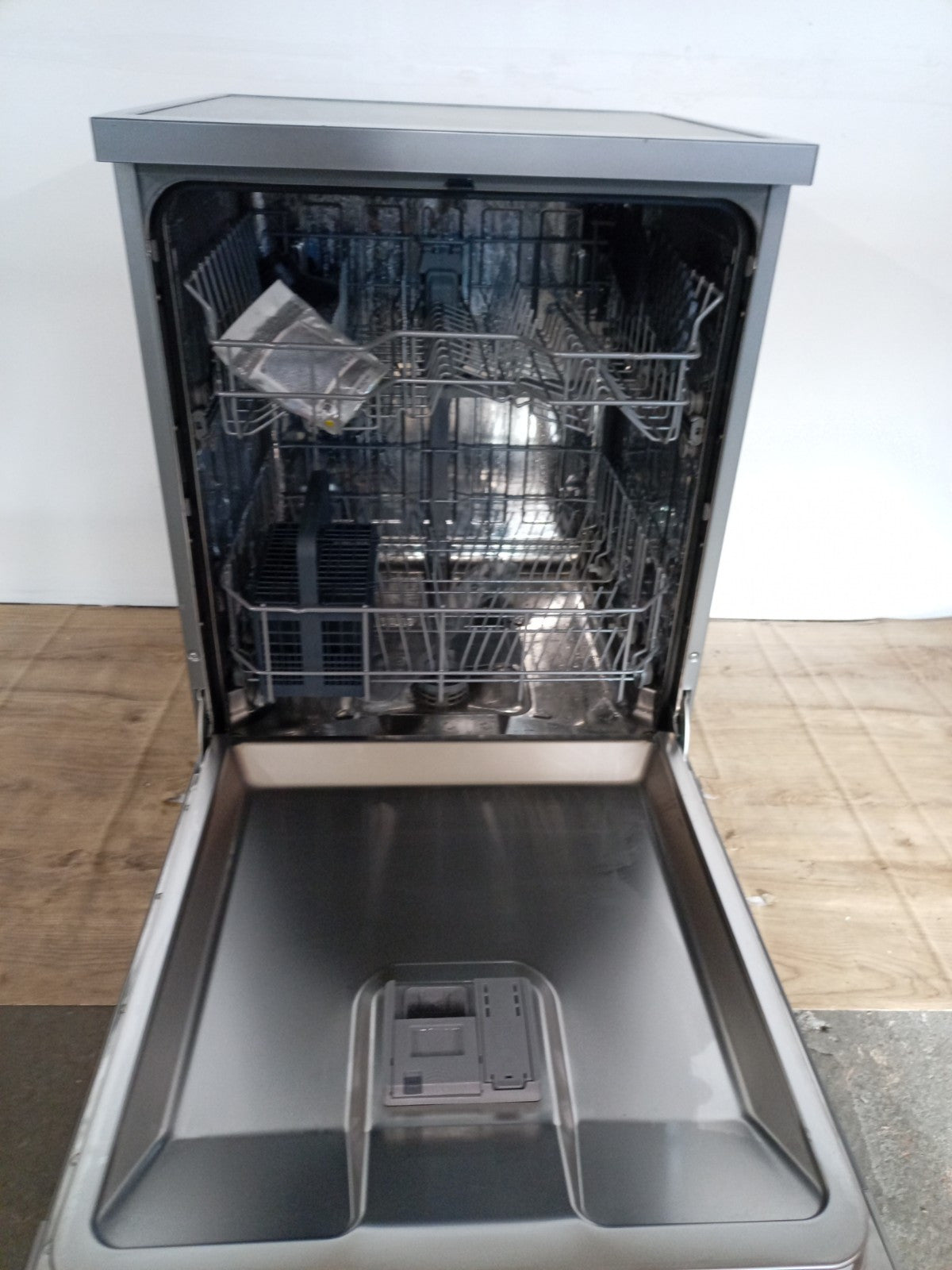 New Graded Silver Beko DVN04X20S Full Size Dishwasher RRP£349- F3