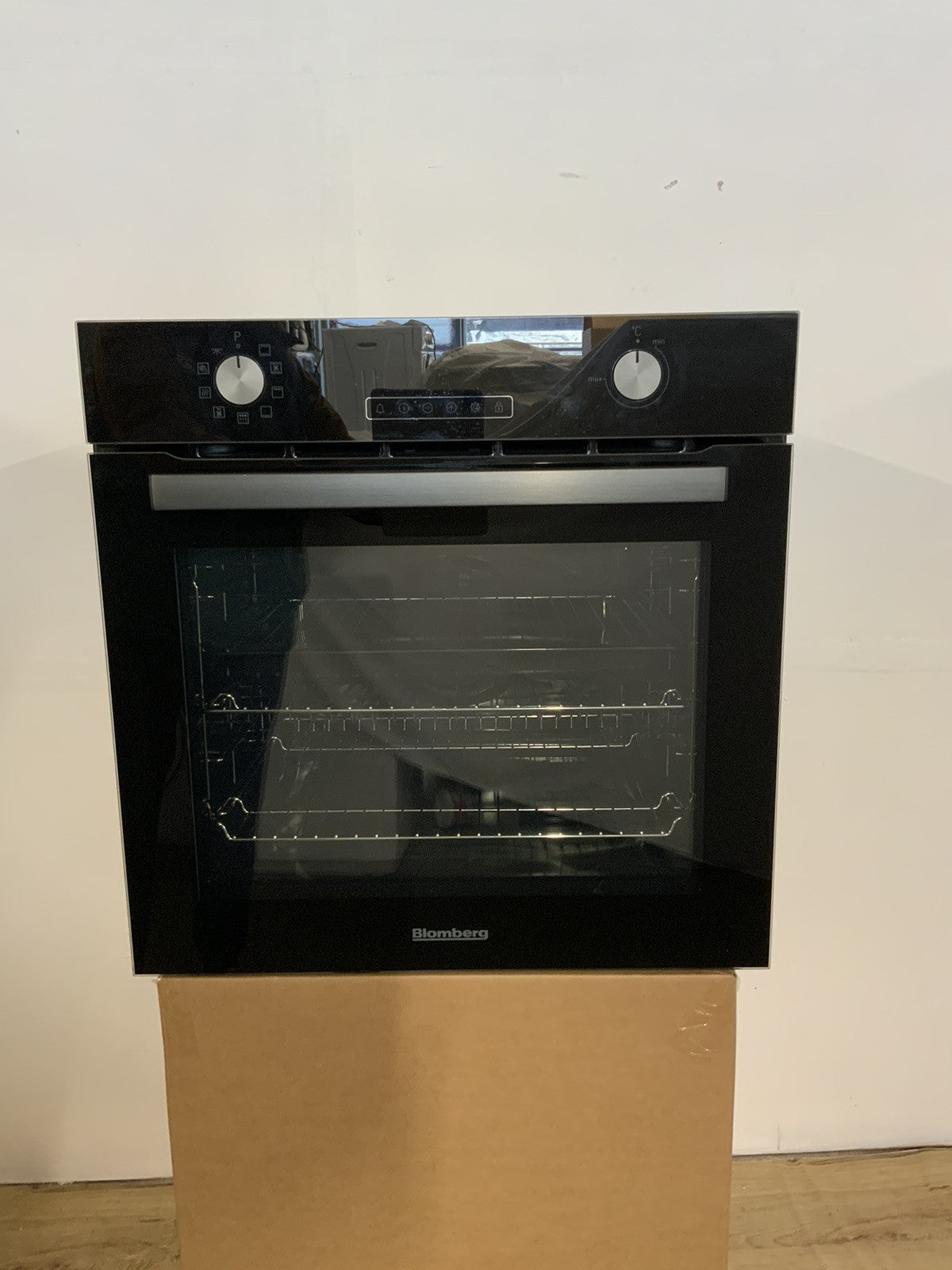 New Graded  Beko AeroChef ROEN8232BP 60cm Built In Electric Single Oven - F36