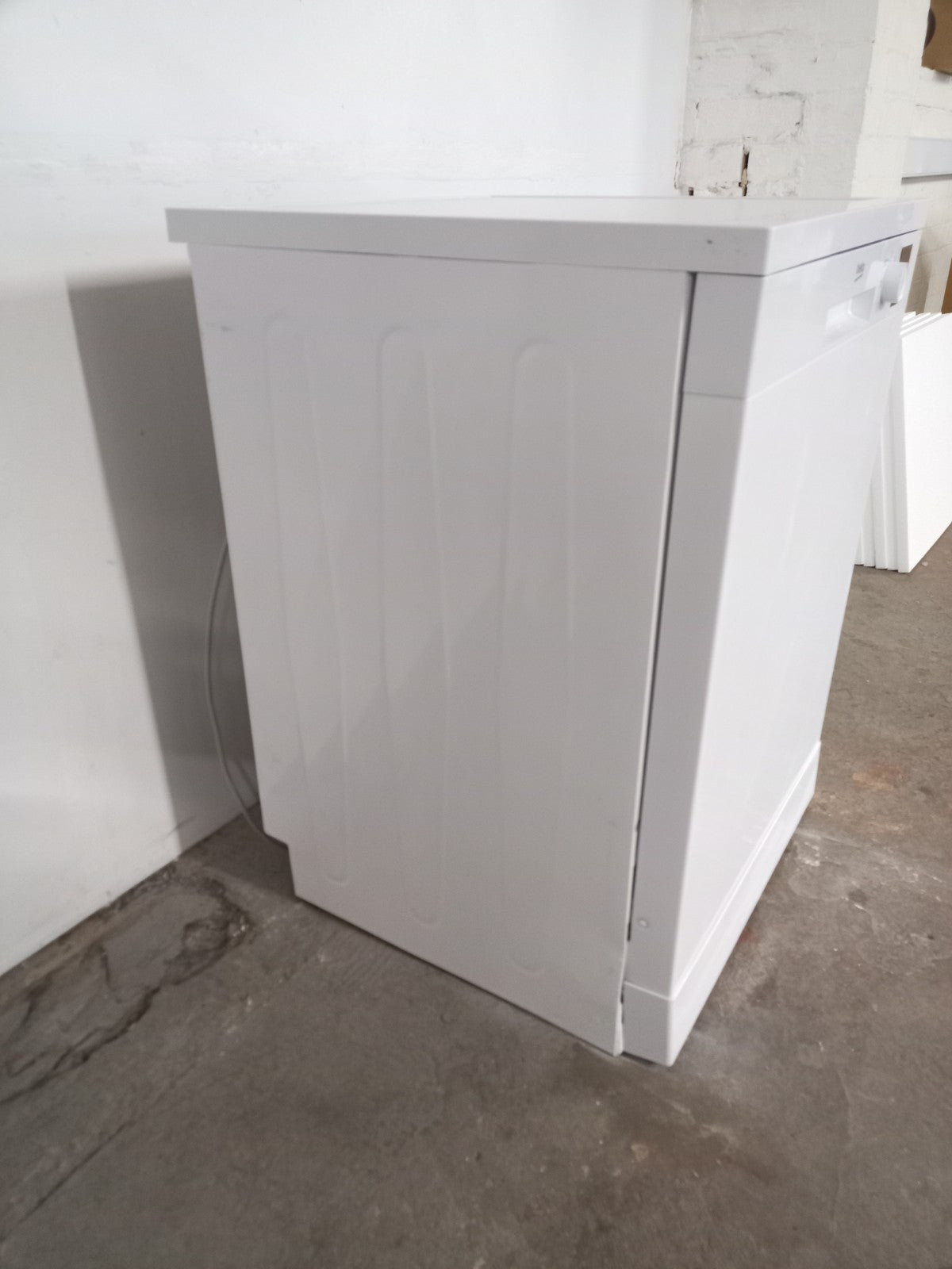 New Graded White  Beko DVN04X20W Full Size Dishwasher RRP£349- H1